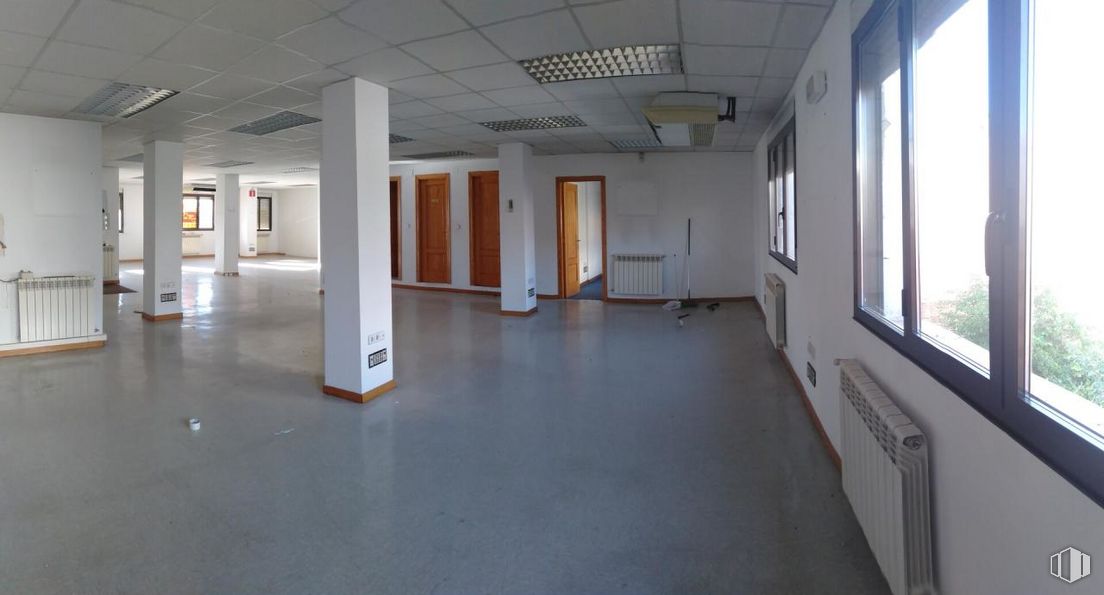 Office for sale at Calle Guadarrama, Segovia, 40006 with window, fixture, floor, flooring, hall, building, glass, ceiling, wood and composite material around