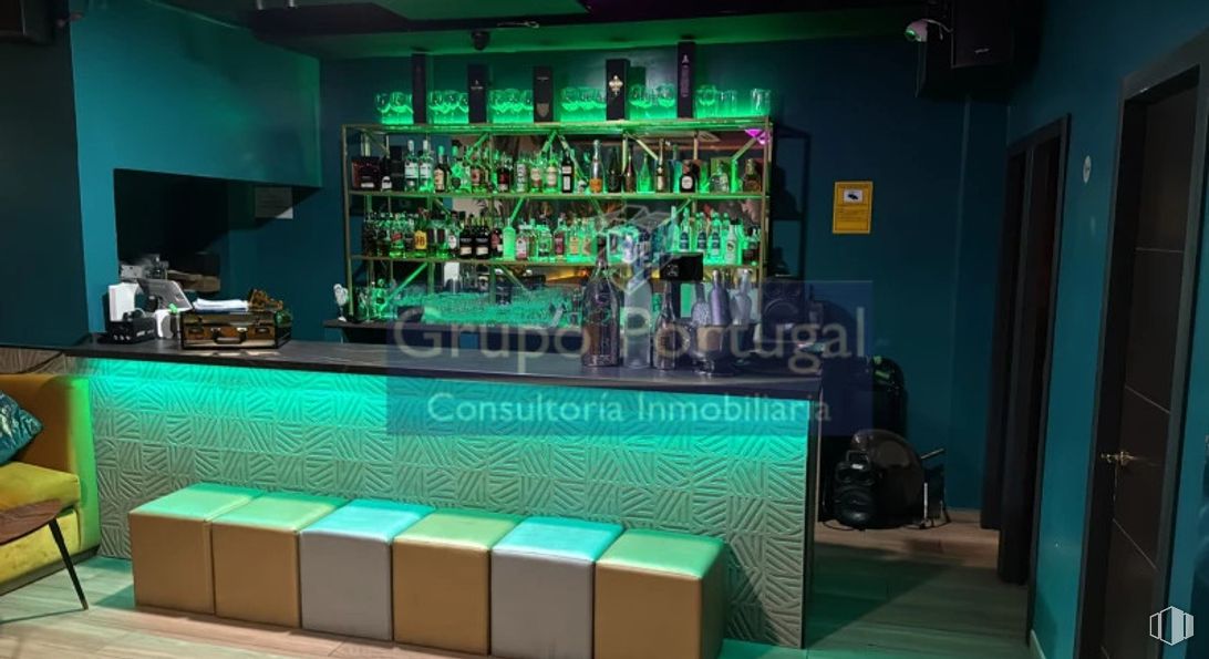 Retail for rent at Zona Prosperidad, Chamartín, Madrid, 28002 with furniture, interior design, lighting, flooring, chair, ceiling, light fixture, bar, shelf and restaurant around