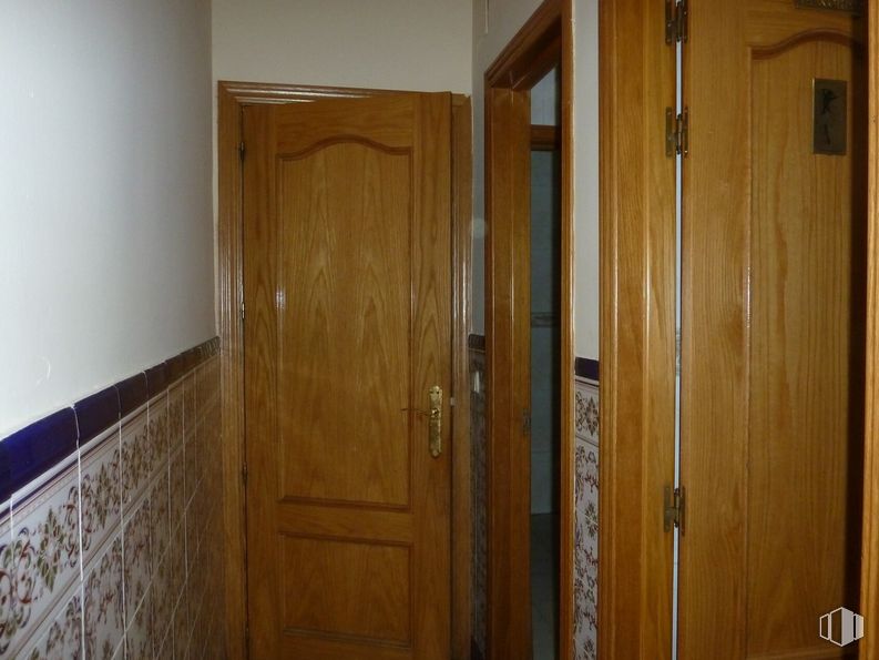 Local en alquiler y venta en Zona Centro, Azuqueca de Henares, Guadalajara, 19200 con puerta, edificio, cerrojo muerto, accesorio, asa, madera, casa, piso, puerta de casa y tinte para madera alrededor