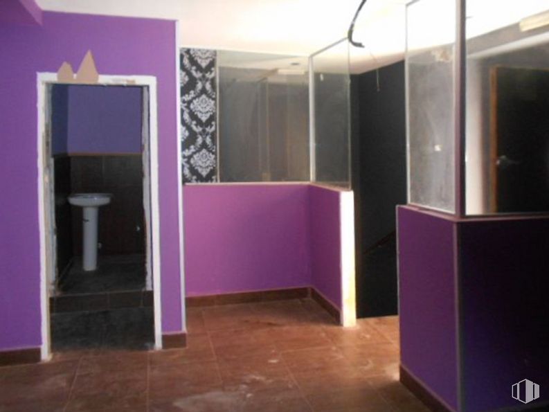 Retail for sale at Calle Virgen de Covadonga, Ávila, 05005 with mirror, furniture, property, purple, building, interior design, wood, house, flooring and floor around