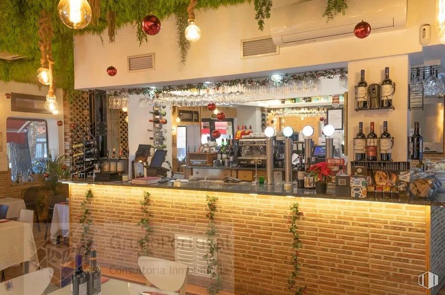 Retail for rent at Zona Palos de Moguer, Arganzuela, Madrid, 28045 with lighting, interior design, plant, barware, building, retail, decoration, event, houseplant and chair around