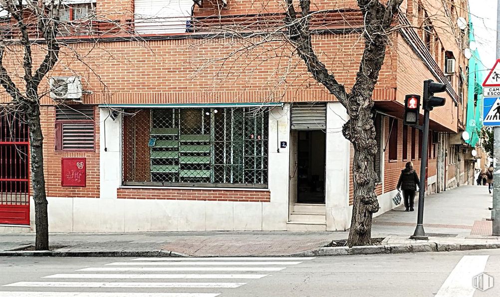 Retail for rent at Avenida Plaza Toros, 61, Aranjuez, Madrid, 28300 with window, person, wall, facade, brick, brickwork, sidewalk, street, composite material and urban design around