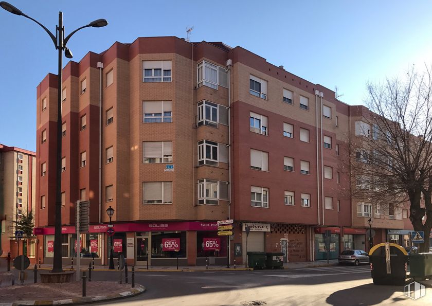 Retail for rent at Avenida Pablo Iglesias, 11, Tarancón, Cuenca, 16400 with building, lighting, sky, property, window, tire, street light, tree, architecture and wheel around