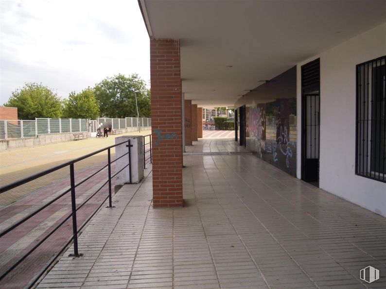 Local en venta en Glorieta Universo, Valdemoro, Madrid, 28341 con ventana, cielo, nube, edificio, madera, árbol, arquitectura, planta, suelo y planta de interior alrededor