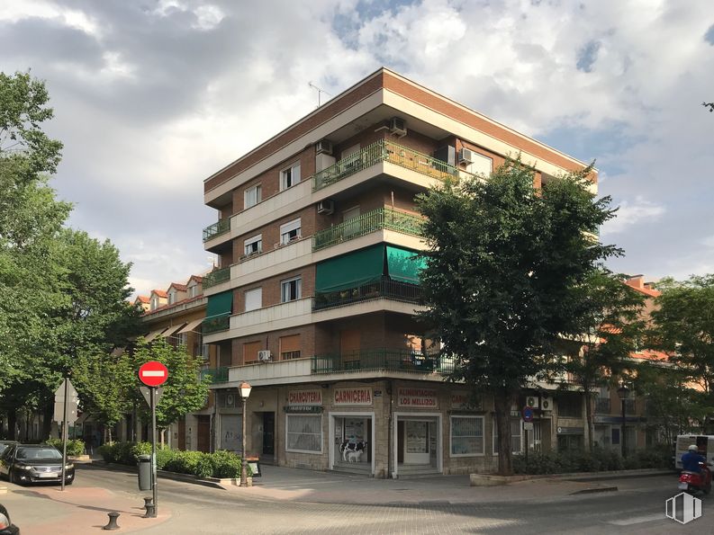 Local en alquiler y venta en Calle San Antonio, 123, Aranjuez, Madrid, 28300 con edificio, coche, nube, cielo, propiedad, ventana, luz de la calle, árbol, planta y arquitectura alrededor