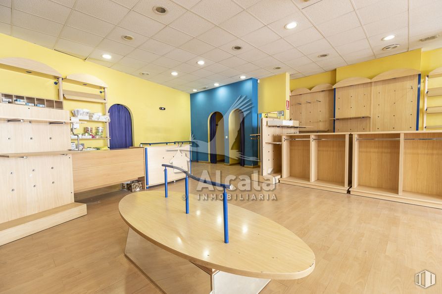 Retail for sale at Zona centro, Azuqueca de Henares, Guadalajara, 19200 with table, cabinetry, flooring, floor, hall, real estate, wood, ceiling, space and hardwood around