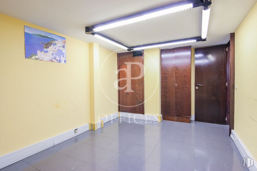 Oficina en alquiler en Zona Castillejos, Tetuán, Madrid, 28020 con puerta, accesorio, suelos, suelo, pintura, madera, techo, hall, suelo de baldosas y casa alrededor