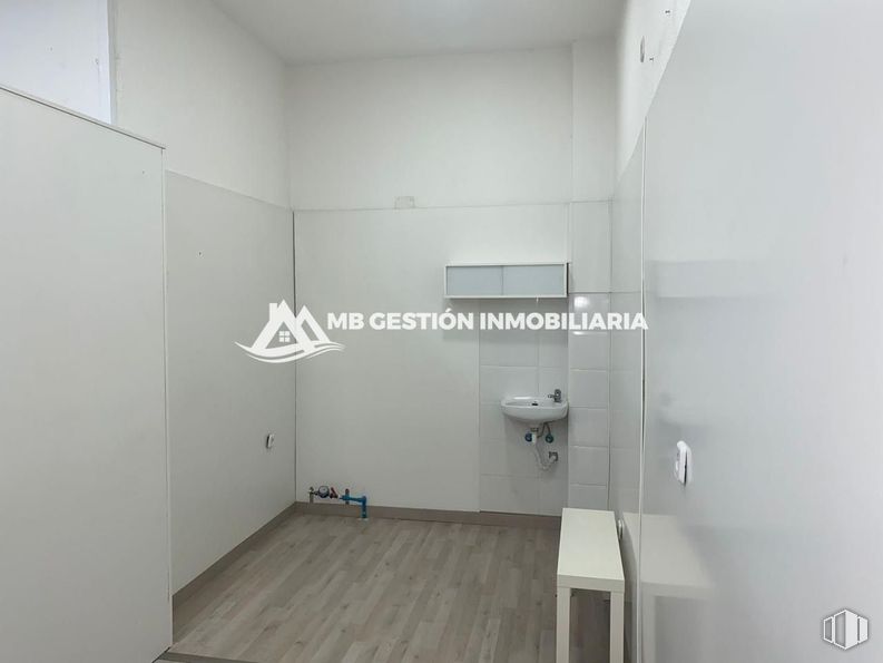 Local en alquiler y venta en Calle Portugal, Fuenlabrada, Madrid, 28942 con accesorio, suelo, suelos, material compuesto, vidrio, techo, aluminio, madera, material de construcción y evento alrededor