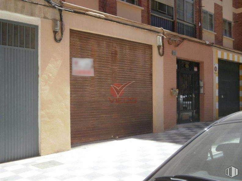 Retail for sale at Zona centro, Cuenca, 16001 with door, building, window, automotive lighting, wood, shade, automotive exterior, neighbourhood, residential area and asphalt around