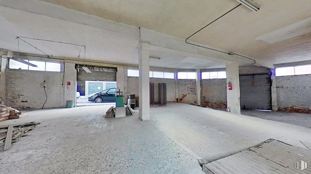 Local en alquiler y venta en Calle Jardín de la Duquesa, Vicálvaro, Madrid, 28032 con coche, alumbrado, neumático, rueda, pasillo, accesorio, pavimentos, asfalto, aparcamiento y gas alrededor