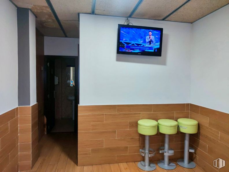 Local en alquiler en Calle Silvio Abad, San Sebastián de los Reyes, Madrid, 28700 con televisión, taburete, mueble, interiorismo, suelos, madera, edificio, suelo, madera dura y taburete de bar alrededor