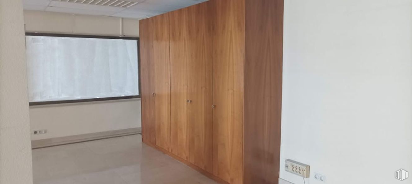 Local en venta en Calle Manzanilla, La Puebla de Montalbán, Toledo, 45516 con armario, alacena, ventana, suelos, suelo, pared, madera, interiorismo, suelos de madera y marrón alrededor