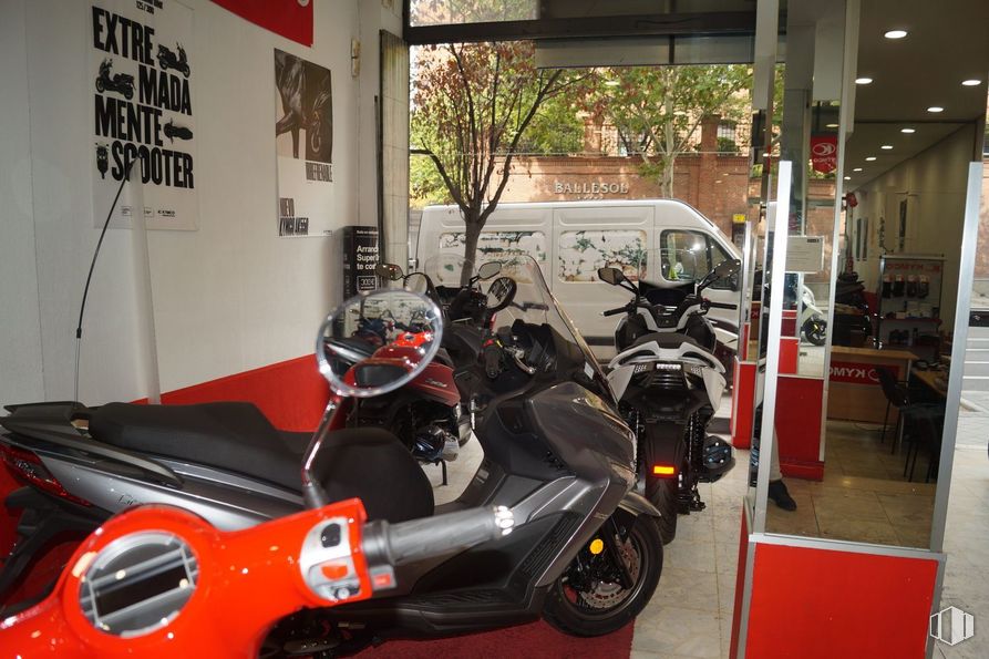 Local en venta en Calle López de Hoyos, 82, Chamartín, Madrid, 28002 con rueda, motocicleta, neumático, vehículo, vehículo motorizado, iluminación automotriz, neumático automotriz, diseño automotriz, rueda de aleación y exterior automotriz alrededor