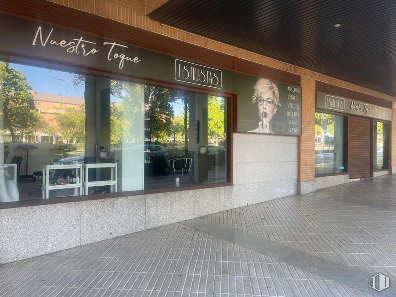 Local en alquiler en Calle Camilo José Cela, Las Rozas de Madrid, Madrid, 28230 con persona, propiedad, interiorismo, inmobiliario, fachada, superficie de la carretera, suelos, edificio comercial, puerta y accesorio alrededor