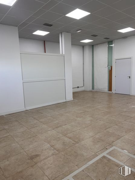 Retail for rent at Centro Comercial Los Artos, Calle César Manrique, 2A, Rivas-Vaciamadrid, Madrid, 28529 with cabinetry, door, fixture, wood, flooring, floor, hall, building, tile flooring and ceiling around