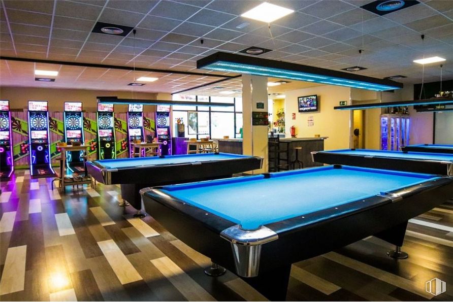 Retail for sale at Calle Poeta Joan Maragall, Tetuán, Madrid, 28020 with table, building, billiard table, pool, property, billiard room, light, recreation room, blue and swimming pool around