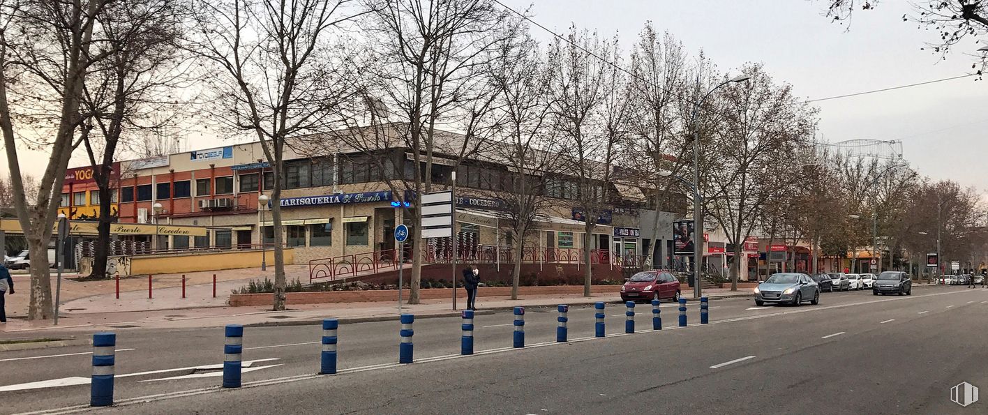 Local en alquiler en Avenida Europa, 2, Fuenlabrada, Madrid, 28943 con coche, planta, ventana, cielo, edificio, rueda, árbol, superficie de la carretera, diseño urbano y barrio alrededor