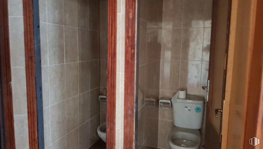 Industrial for sale at Calle de la Calera, El Barco de Ávila, Ávila, 05600 with toilet, brown, property, plumbing fixture, building, toilet seat, bathroom, fixture, interior design and wood around