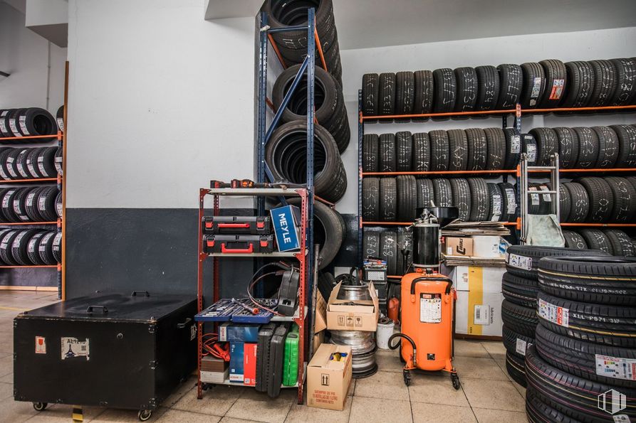 Retail for sale at Calle Manuel Gómez Moreno, Ávila, 05003 with luggage & bags, packaged goods, automotive tire, audio equipment, gas, technology, machine, electronic device, shelving and shipping box around