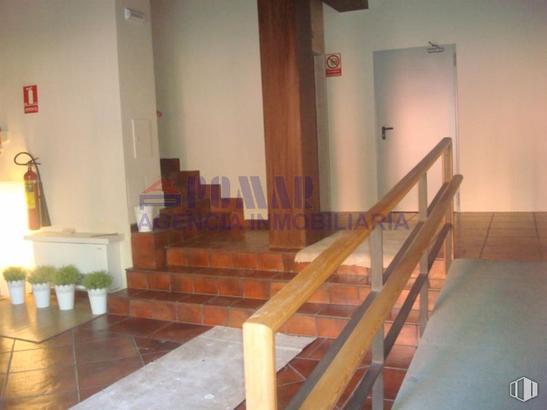 Oficina en alquiler en Plaza Nalvillos, 1, Ávila, 05001 con madera, suelos, suelo, tinte para madera, madera dura, barniz, escaleras, pasamanos, suelos de madera y habitación alrededor