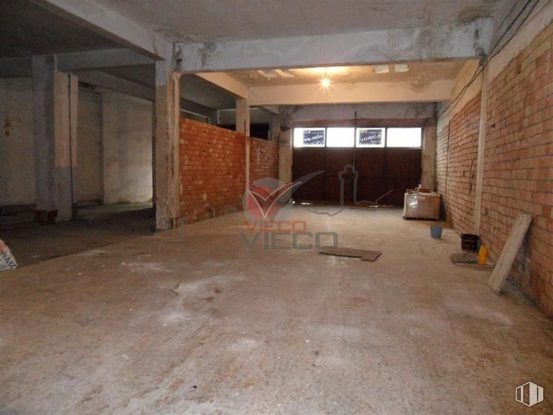 Retail for sale at Calle Álvaro de Luna, Cuenca, 16003 with wood, floor, flooring, hall, building, hardwood, concrete, ceiling, brickwork and composite material around