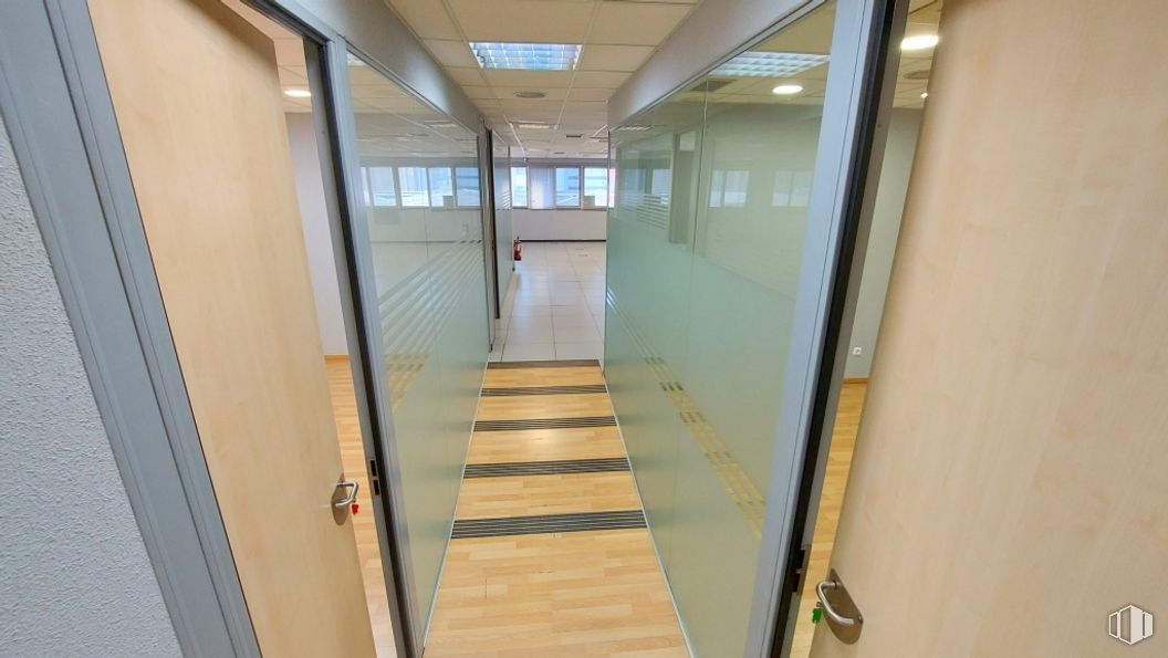 Oficina en alquiler y venta en Calle San Sotero, 5, San Blas - Canillejas, Madrid, 28037 con edificio, puerta, accesorio, casa, escaleras, suelos, suelo, madera, techo y vidrio alrededor