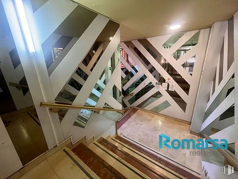 Retail for sale at Calle Arévalo, Ávila, 05001 with stairs, wood, fixture, flooring, floor, building, ceiling, tints and shades, hardwood and composite material around