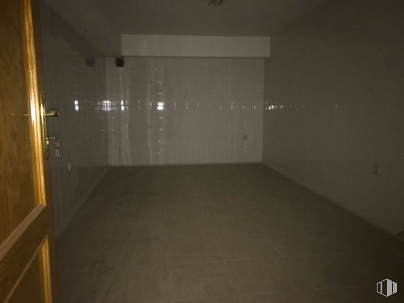 Retail for sale at Calle Martero, Ciempozuelos, Madrid, 28350 with door, fixture, floor, composite material, flooring, wood, ceiling, concrete, event and transparency around