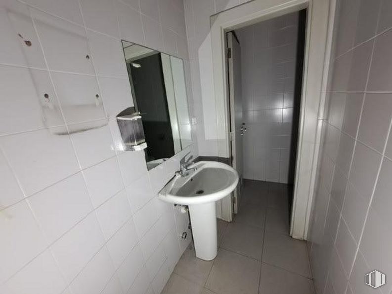 Retail for sale at Calle Camino Vinatero, Moratalaz, Madrid, 28030 with sink, mirror, property, plumbing fixture, building, bathroom, purple, interior design, fixture and bathroom sink around