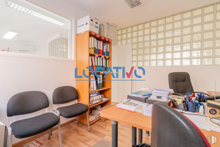 Oficina en alquiler y venta en Zona Centro, Galapagar, Madrid, 28260 con silla, estantería, escritorio, mueble, mesa, silla de oficina, interiorismo, estantería, escritorio del ordenador y suelos alrededor