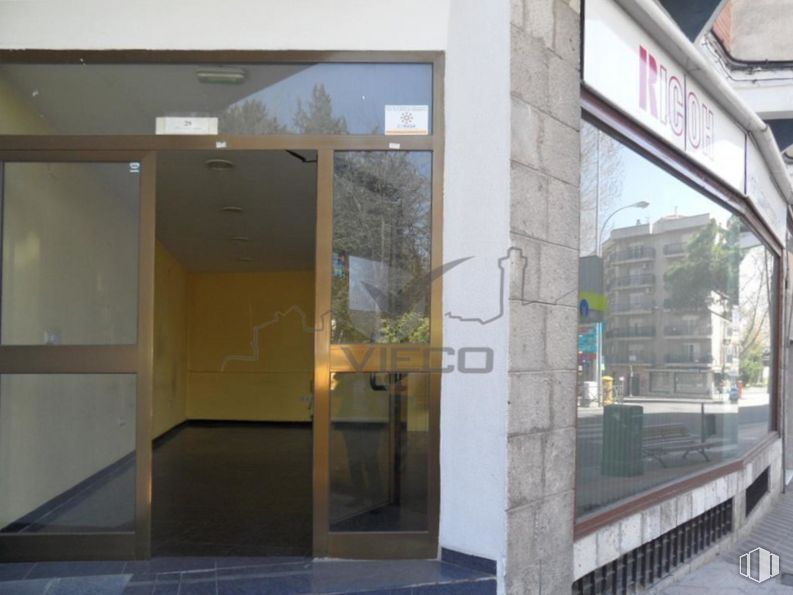 Local en alquiler en Zona Centro, Cuenca, 16433 con puerta, accesorio, diseño de interiores, exterior automotriz, ventana, puerta del vehículo, madera, sombra, vidrio y fachada alrededor