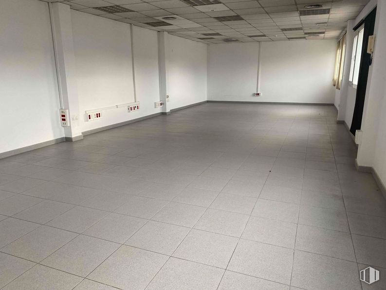 Industrial for rent at Polígono industrial Los Olivos, Getafe, Madrid, 28906 with flooring, floor, ceiling, interior design, tile flooring, grey, hall, tile, silver and design around