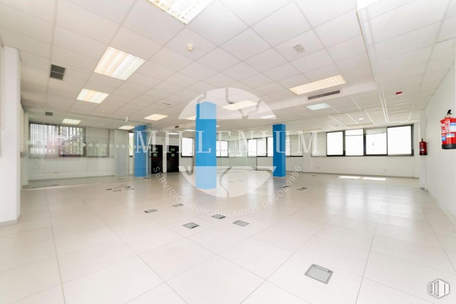 Oficina en alquiler y venta en Avenida Artesanos, 48, Tres Cantos, Madrid, 28760 con ventana, alumbrado, accesorio, edificio, suelos, suelo, techo, hall, vidrio y ciudad alrededor