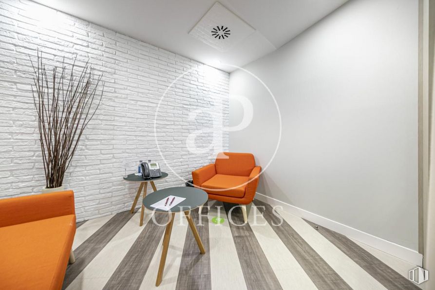 Oficina en alquiler en Edificio Cuzco IV, Paseo Castellana, 141, Tetuán, Madrid, 28046 con mesa, silla, interiorismo, madera, suelos, suelo, confort, propiedad material, apoyabrazos y inmobiliario alrededor