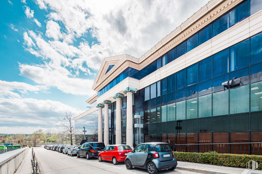 Oficina en alquiler en Edificio Ática VII, Vía Dos Castillas, 33, Pozuelo de Alarcón, Madrid, 28223 con edificio, coche, nube, cielo, tiempo de día, neumático, rueda, vehículo, ventana y ciudad alrededor