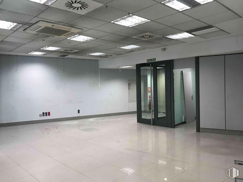 Oficina en alquiler en Zona Diversia, Alcobendas, Madrid, 28108 con puerta, alumbrado, edificio, accesorio, pasillo, línea, pavimentos, techo, vidrio y evento alrededor