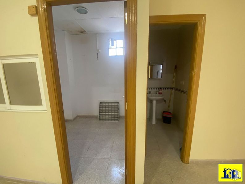 Local en alquiler en Centro urbano, Cuenca, 16002 con espejo, accesorio, edificio, suelo, suelos, puerta, asa, madera, casa y techo alrededor