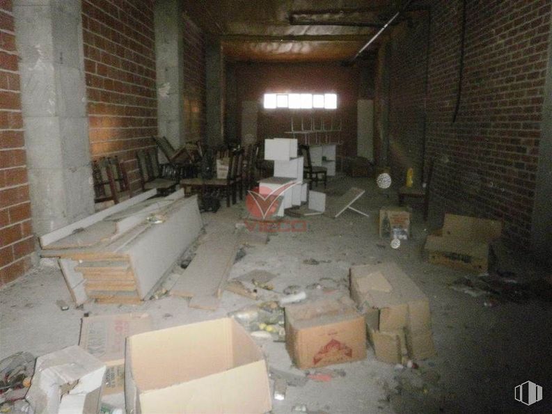 Retail for rent at Zona Avenida de los Reyes Católicos, Cuenca, 16003 with furniture, wood, flooring, floor, building, brickwork, house, building material, brick and hall around