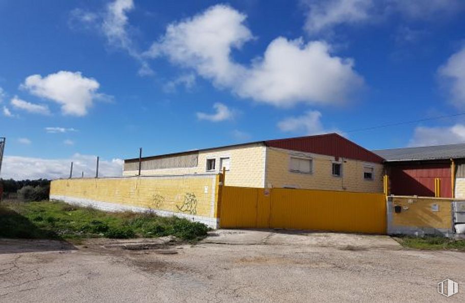 Nave en venta en Camino Labajos, Cubas de la Sagra, Madrid, 28978 con edificio, nube, cielo, planta, ventana, terreno, casa, asfalto, puerta y zona rural alrededor