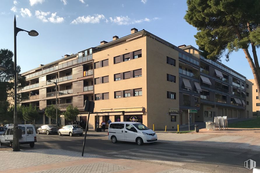 Local en venta en Calle Emilio García Grediaga, 5, Aranjuez, Madrid, 28300 con camioneta, edificio, coche, luz de la calle, cielo, nube, rueda, planta, vehículo y neumático alrededor