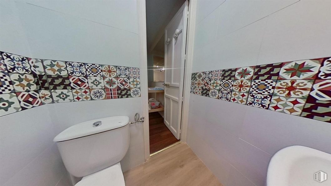 Office for rent at Calle Velázquez, Salamanca, Madrid, 28006 with toilet, flooring, floor, interior design, tile, plumbing fixture, apartment, toilet seat, plumbing and bathroom around