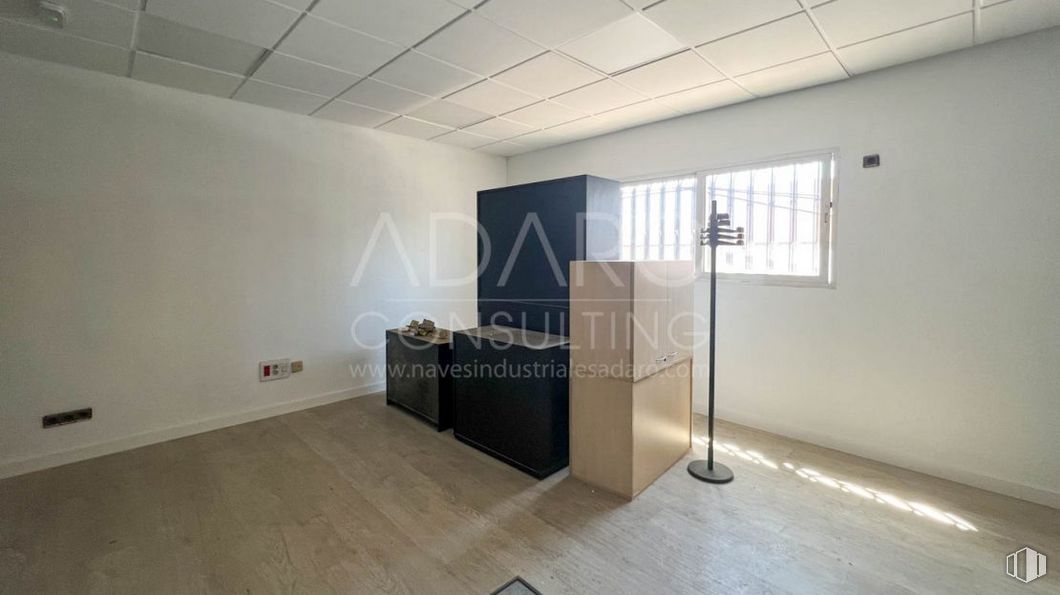 Nave en venta en Calle Agua, Pinto, Madrid, 28320 con alumbrado, ebanistería, madera, interiorismo, hall, suelo, pared, suelos, accesorio y edificio alrededor