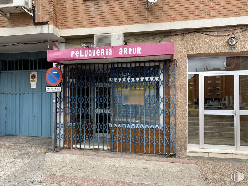 Retail for sale at Calle Puerto Bonaigua, 1, Torrejón de Ardoz, Madrid, 28850 with building, property, window, fixture, font, wood, facade, real estate, brick and awning around