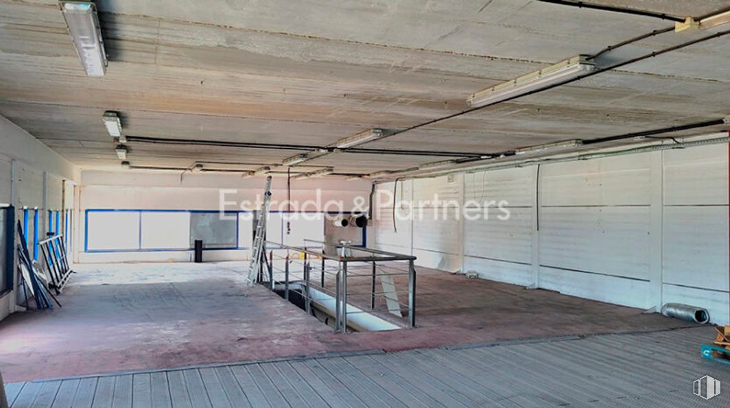 Industrial for rent at Calle Resina, Villaverde, Madrid, 28021 with wood, hall, floor, flooring, fixture, shade, building, ceiling, hardwood and glass around