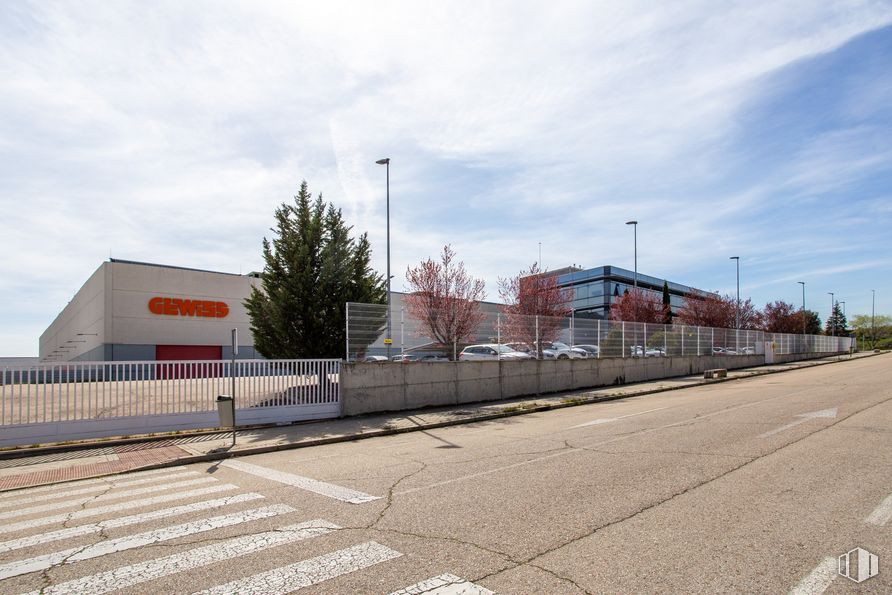 Nave en alquiler en Zona Coslada, Coslada, Madrid, 28820 con edificio, nube, cielo, luz de la calle, superficie de la carretera, asfalto, casa, rodante, diseño urbano y árbol alrededor