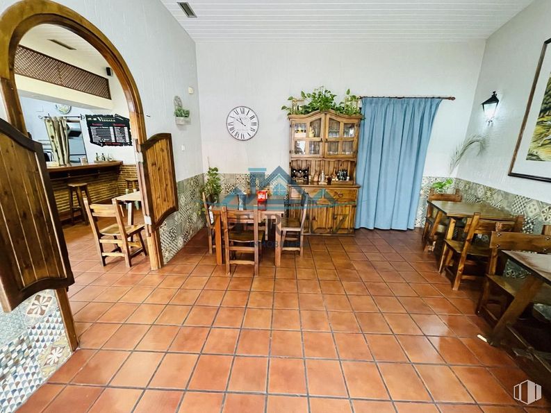 Retail for rent at Carretera Calera y Chozas, Talavera de la Reina, Toledo, 45600 with chair, table, kitchen & dining room table, houseplant, furniture, azure, plant, wood, interior design and floor around