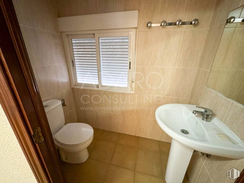 Industrial for sale at Calle Almería, Humanes de Madrid, Madrid, 28970 with toilet, sink, window blind, window, plumbing fixture, flooring, floor, bathroom, bathroom sink and plumbing around