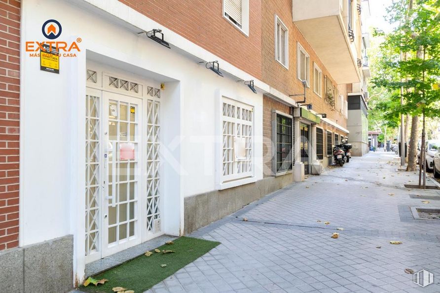 Retail for sale at Avenida General Perón, Tetuán, Madrid, 28020 with window, building, plant, road surface, architecture, brick, neighbourhood, flooring, residential area and facade around