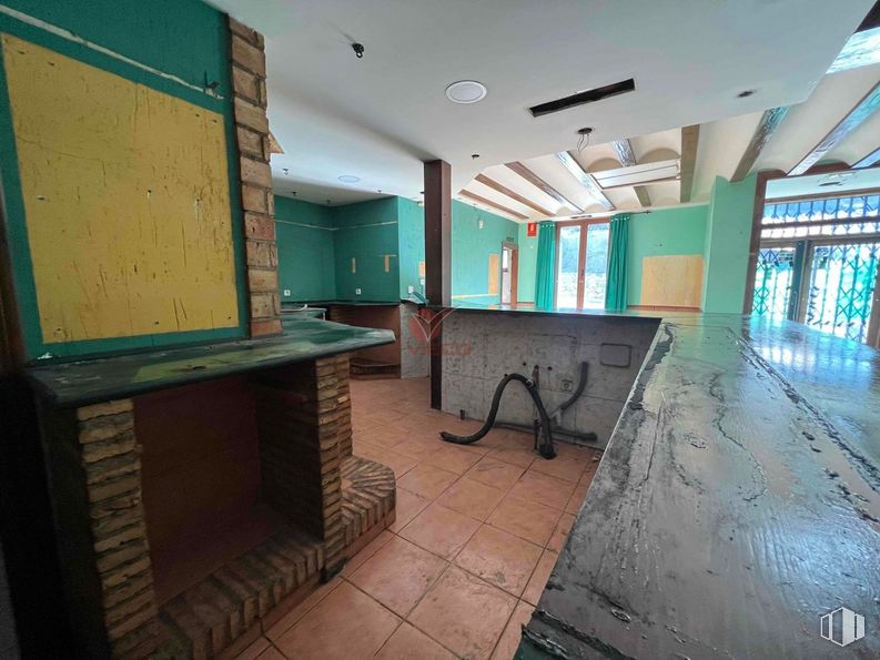 Retail for sale at Avenida Huerta Abajo, San Lorenzo de la Parrilla, Cuenca, 16770 with cabinetry, window, interior design, flooring, floor, real estate, wood, building, ceiling and room around