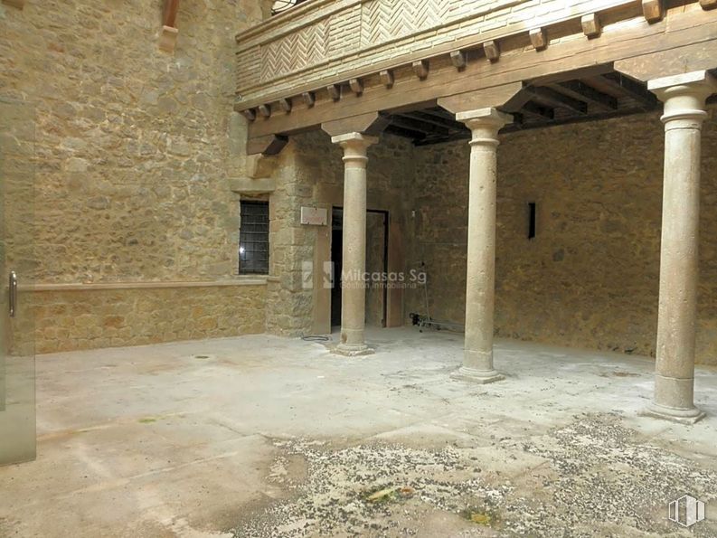 Retail for sale at Zona Centro, Sepúlveda, Segovia, 40300 with window, house, archaeological site, concrete, composite material, ceiling, building material, brick, facade and building around